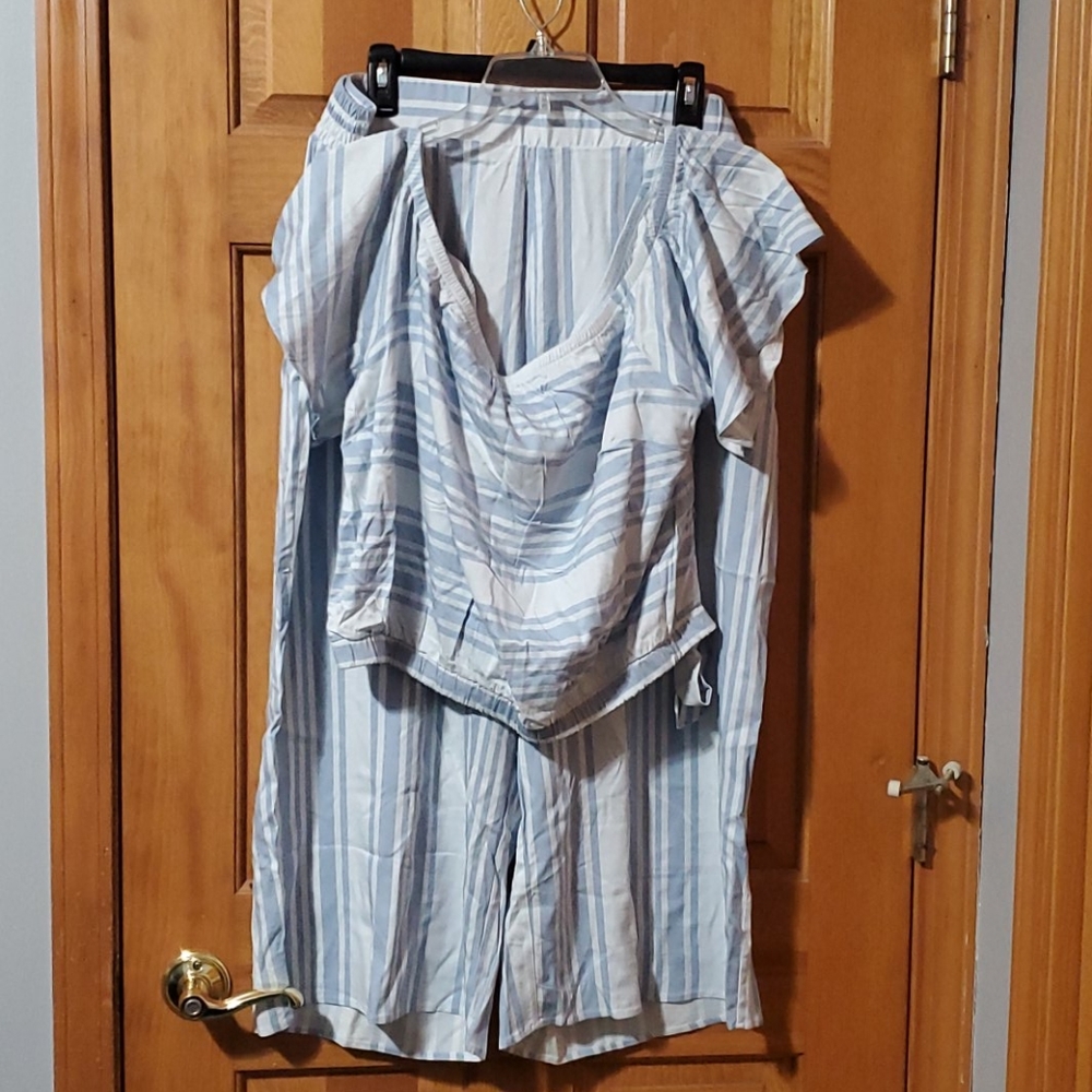 Super cute 2 piece outfit!